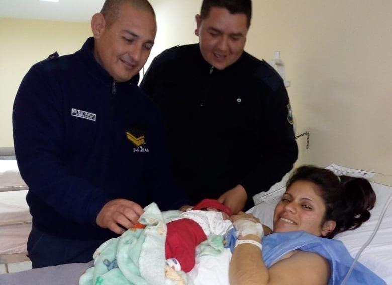 Dos policías sanjuaninos ayudaron a una mujer a dar a luz a bebé