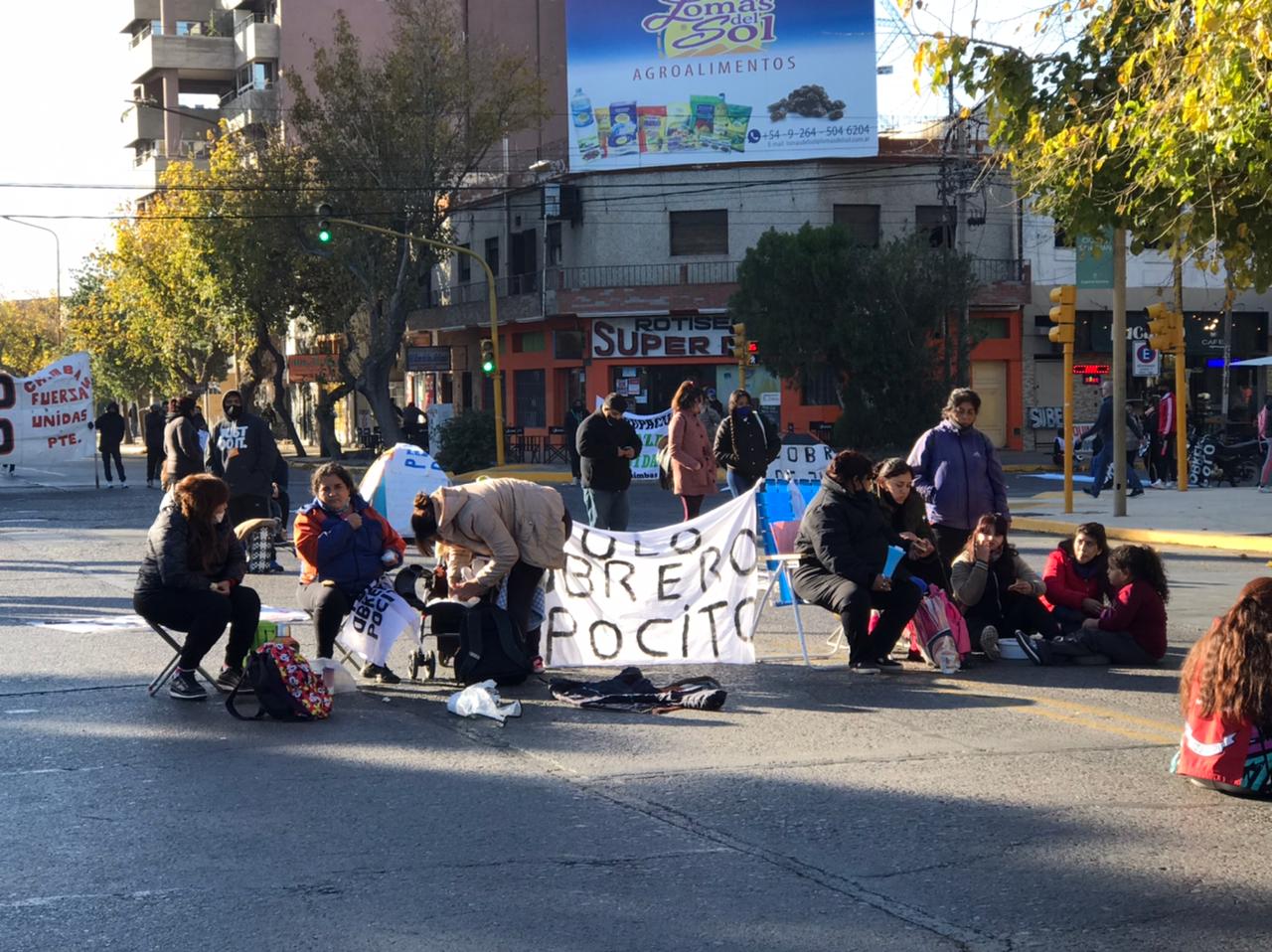 Piqueteros acamparon frente al Centro Cívico: “Basta de hambre”