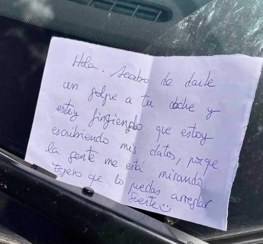 Tenía estacionado el auto, se lo chocaron y le dejaron una indignante carta: “Suerte”