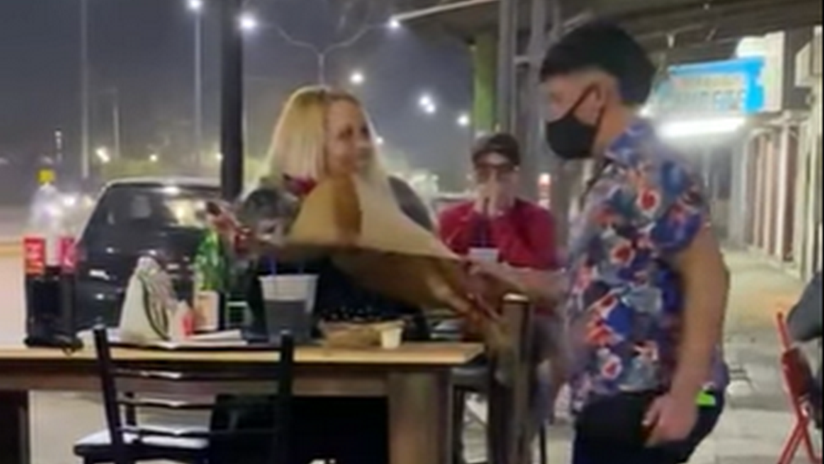 Un sanjuanino le propuso casamiento a su novia en un bar: “Fue la sorpresa de su vida”