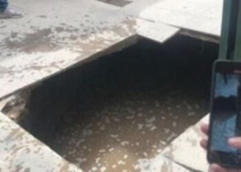 Cinco alumnos cayeron a un pozo negro tras cedes el piso de la escuela