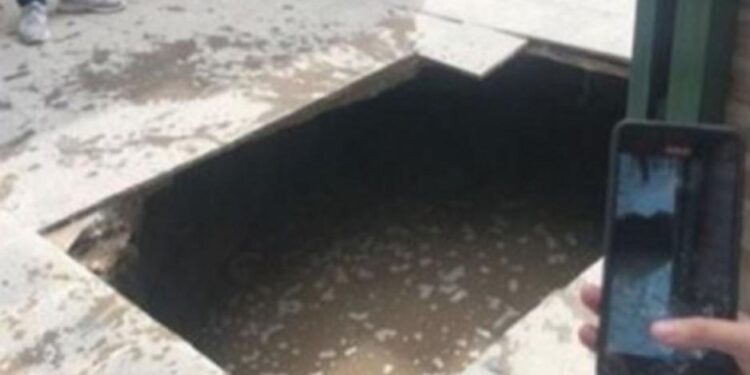 Cinco alumnos cayeron a un pozo negro tras cedes el piso de la escuela