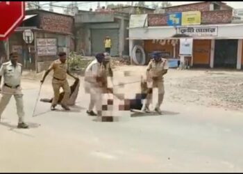 Indignación por video de policías arrastrando el cuerpo de una menor violada y asesinada