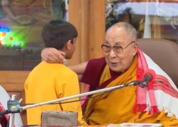 El Dalai Lama pide disculpas a un niño por pedirle chuparle la lengua