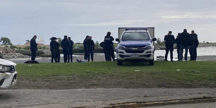 Encuentran el cuerpo de un joven atado a la orilla del río: ya fue identificado