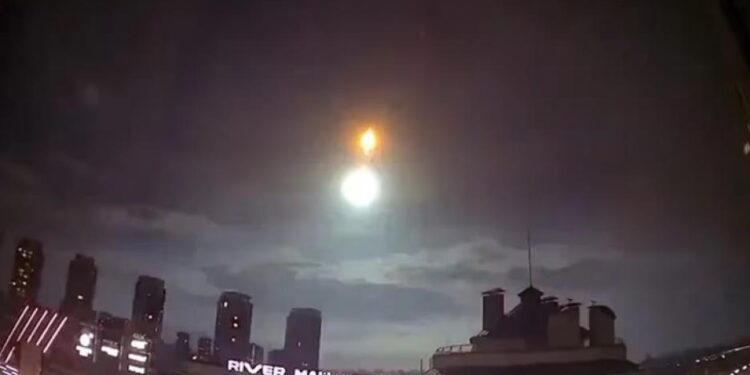 La “caída de satélite de la NASA” provocó un destello en el cielo