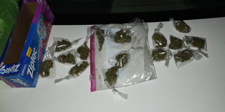 Caminaba por un conocido barrio con droga lista para entregar