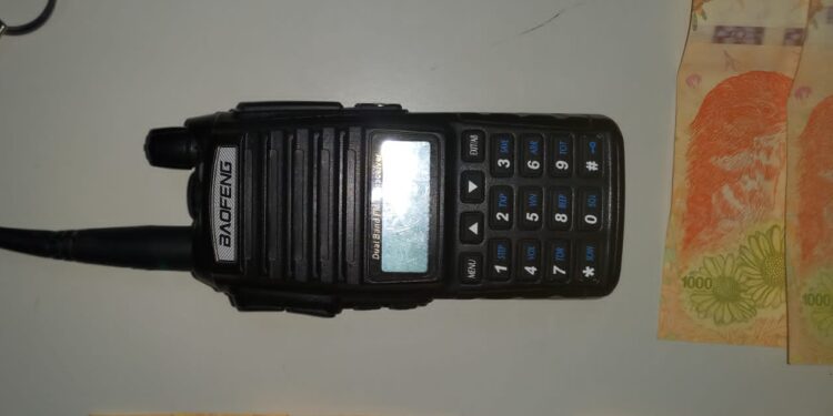 Abrieron un auto con un handy y robaron 380 mil pesos: fueron detenidos