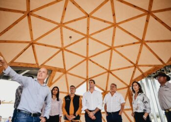 Uñac visitó los Eco Domos en Ischigualasto, que ya tiene un 70% de avance