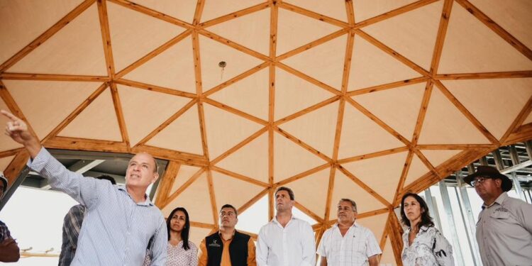 Uñac visitó los Eco Domos en Ischigualasto, que ya tiene un 70% de avance