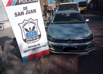 Encuentran en Rawson un auto que participó de un robo agravado en Mendoza