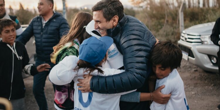 Andino visitó Iglesia y destacó la generación de energía solar, pionera en el país