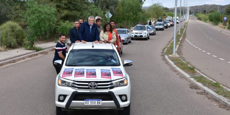 Gioja y Gramajo en una masiva caravana en Jáchal