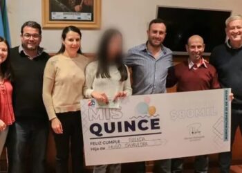 Un Intendente reparte $80.000 para festejar cumpleaños de 15 de las hijas de los empleados