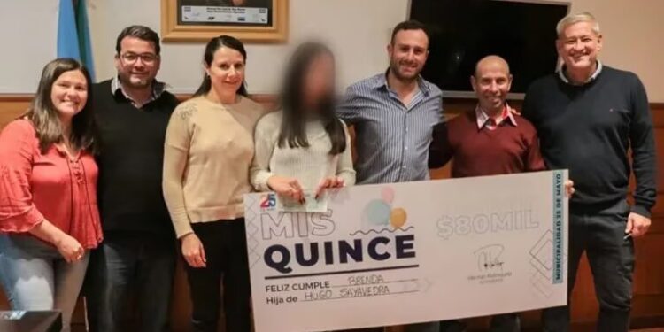 Un Intendente reparte $80.000 para festejar cumpleaños de 15 de las hijas de los empleados