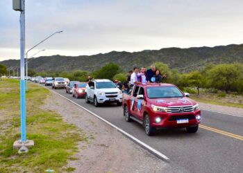 Gioja y Gramajo recorrieron Valle Fértil en una multitudinaria caravana