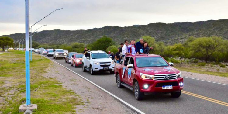 Gioja y Gramajo recorrieron Valle Fértil en una multitudinaria caravana