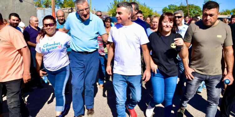 Gioja y Gramajo caminaron la Villa Unión para desear Felices Pascuas