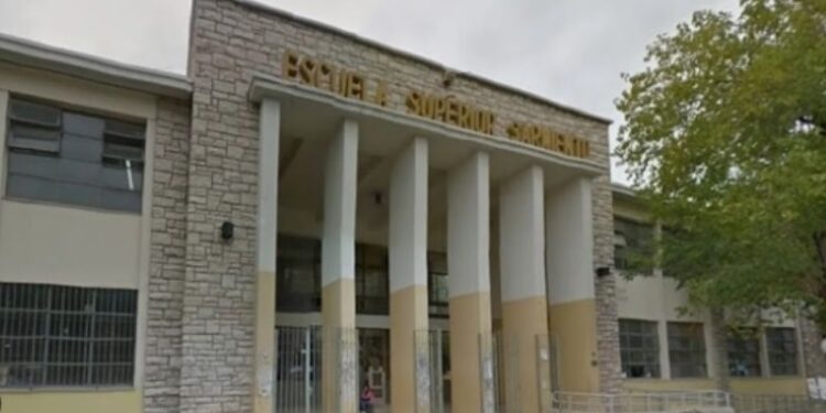 Un hombre entró a una escuela y amenazó a alumnos: padres piden seguridad