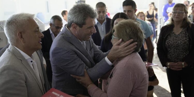 Uñac entregó las llaves de sus viviendas a familias veinticinqueñas