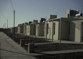 Uñac entregó las llaves de sus viviendas a familias veinticinqueñas