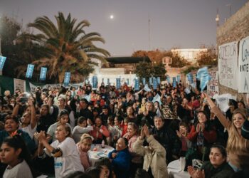 Carina Solar recorrió la Diagonal con Uñac y cerró con un populoso acto