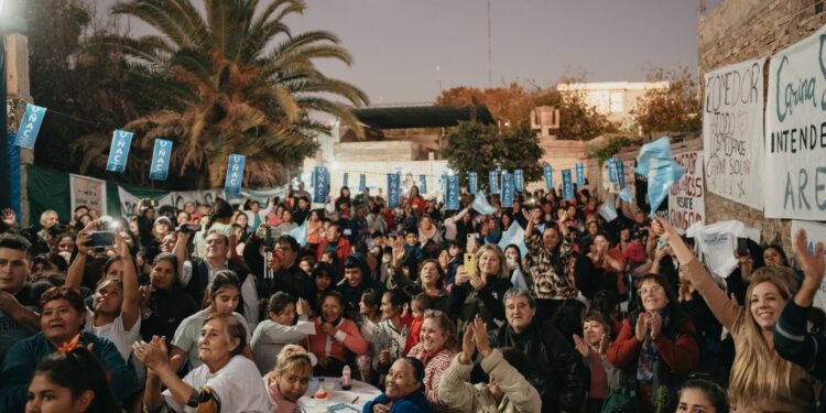 Carina Solar recorrió la Diagonal con Uñac y cerró con un populoso acto