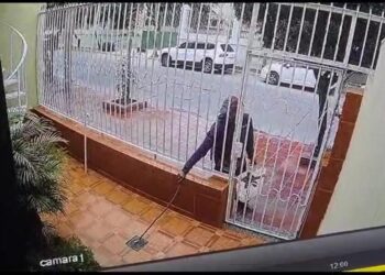 Aprovechó que nadie lo veía y se robó la tapa de un desagüe