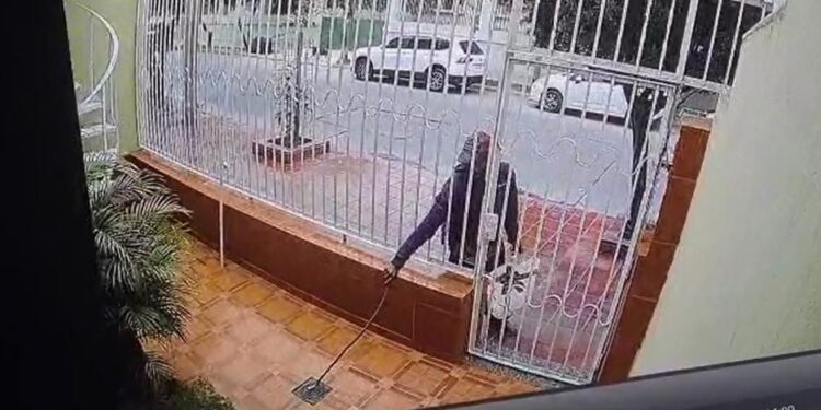 Aprovechó que nadie lo veía y se robó la tapa de un desagüe