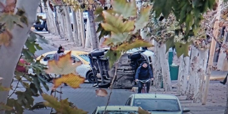 Impresionante vuelco en plena conocida esquina capitalina