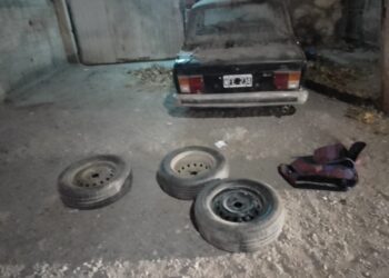 Le robaba las ruedas a un Fiat 128 y fue detenido