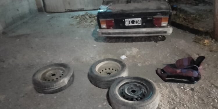 Le robaba las ruedas a un Fiat 128 y fue detenido