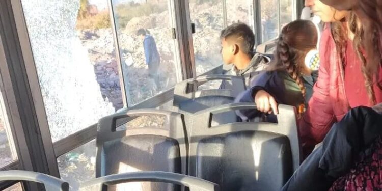 Violento ataque a un colectivo de la Red Tulum: iba repleto de niños y pasajeros