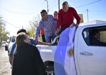 Multitudinaria caravana de Gioja y Gramajo en Rawson