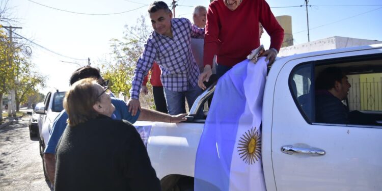 Multitudinaria caravana de Gioja y Gramajo en Rawson