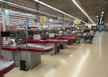 Detenidos por robar una fanta, atún, pasta dental, mayonesa y queso rallado