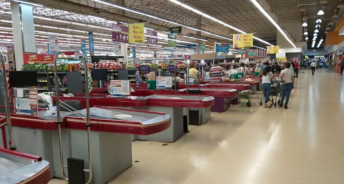 Detenidos por robar una fanta, atún, pasta dental, mayonesa y queso rallado