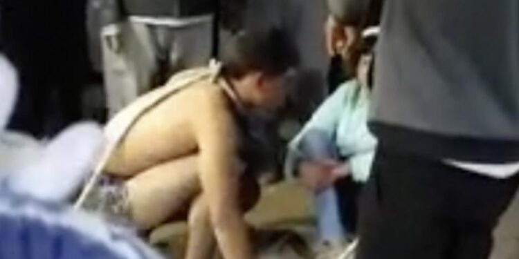 Vecinos golpearon, ataron y humillaron a dos ladrones: luego los liberaron