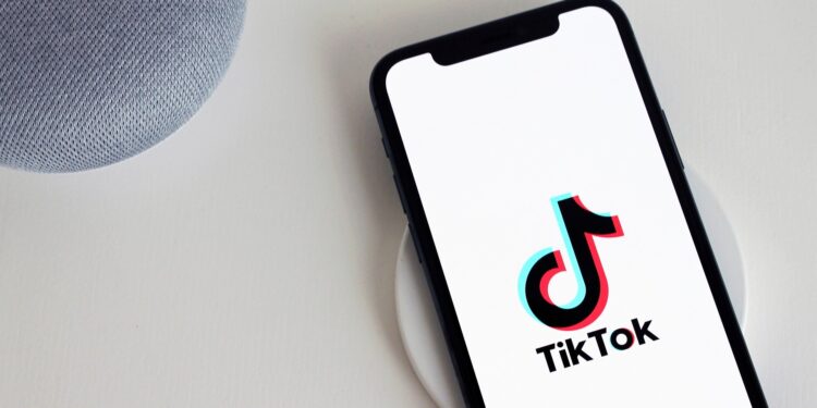 Tiene 12 años, se realizó cortes en los brazos por un reto de TikTok y se fue de la casa