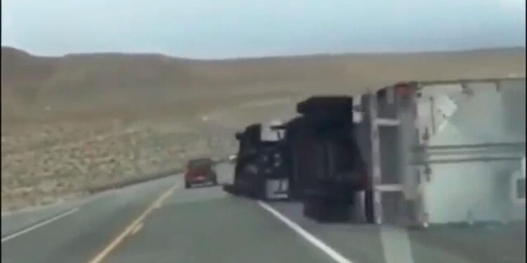 Videos: el fuerte viento causó estragos y hasta volcó un camión en Chubut