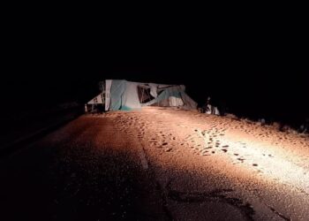 Por una mala maniobra de otro conductor un camión con acoplado volcó