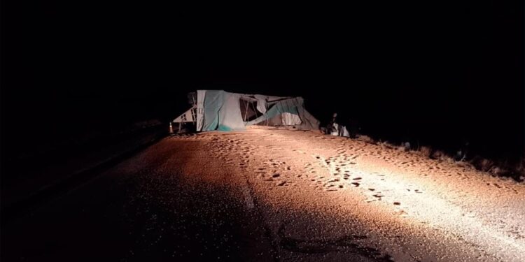 Por una mala maniobra de otro conductor un camión con acoplado volcó