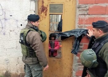 Rescatan a una niña de 4 años que vivía sola, abandonada y sin comida
