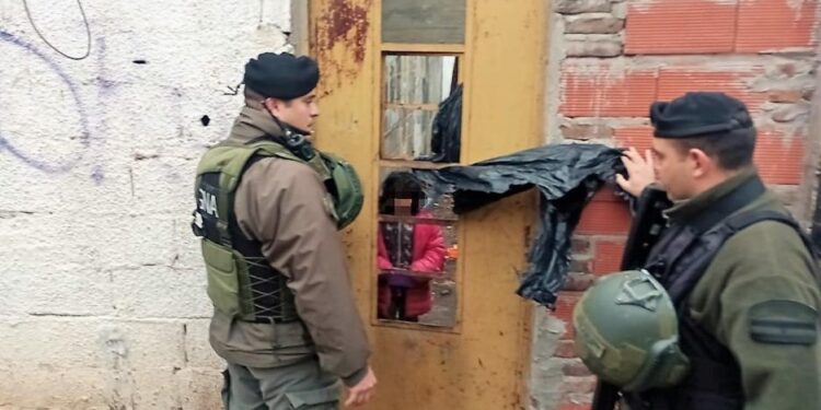 Rescatan a una niña de 4 años que vivía sola, abandonada y sin comida