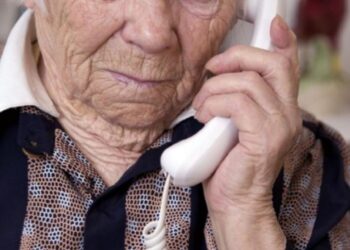 Le dijeron que eran sus nietos y le robaron 11.000 dólares a una anciana