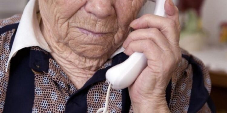 Le dijeron que eran sus nietos y le robaron 11.000 dólares a una anciana