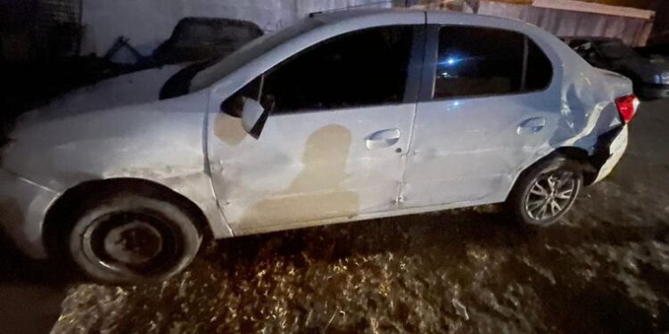 Atropelló a un delincuente que intentó robarle y lo mató: quedó detenido