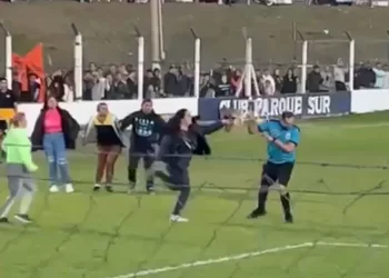 El salvaje ataque a un árbitro en un partido: le tiraron hasta agua caliente