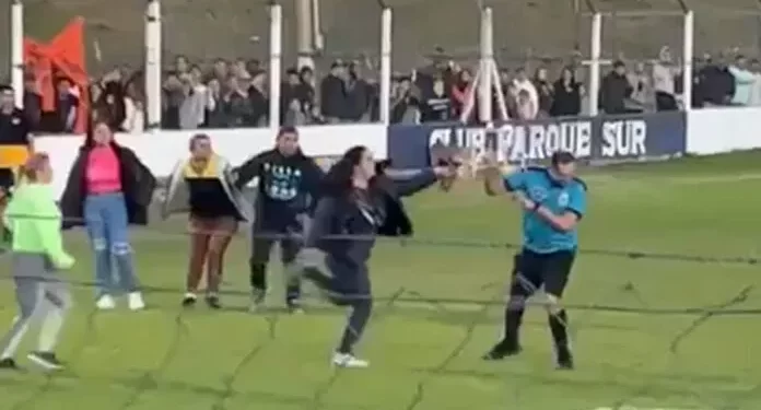 El salvaje ataque a un árbitro en un partido: le tiraron hasta agua caliente