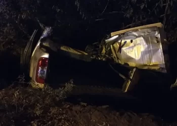 Un hombre está grave tras chocar y caer a un zanjón en su camioneta